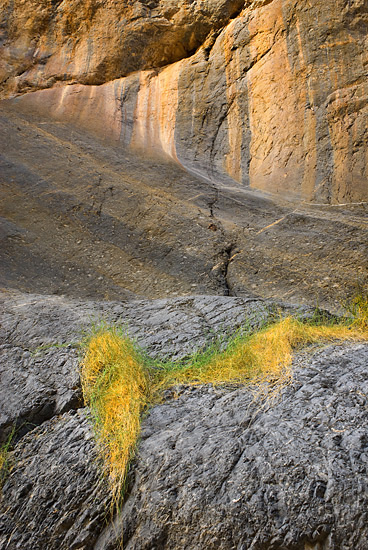 Death-Valley-Cliff,-Marble-Canyon